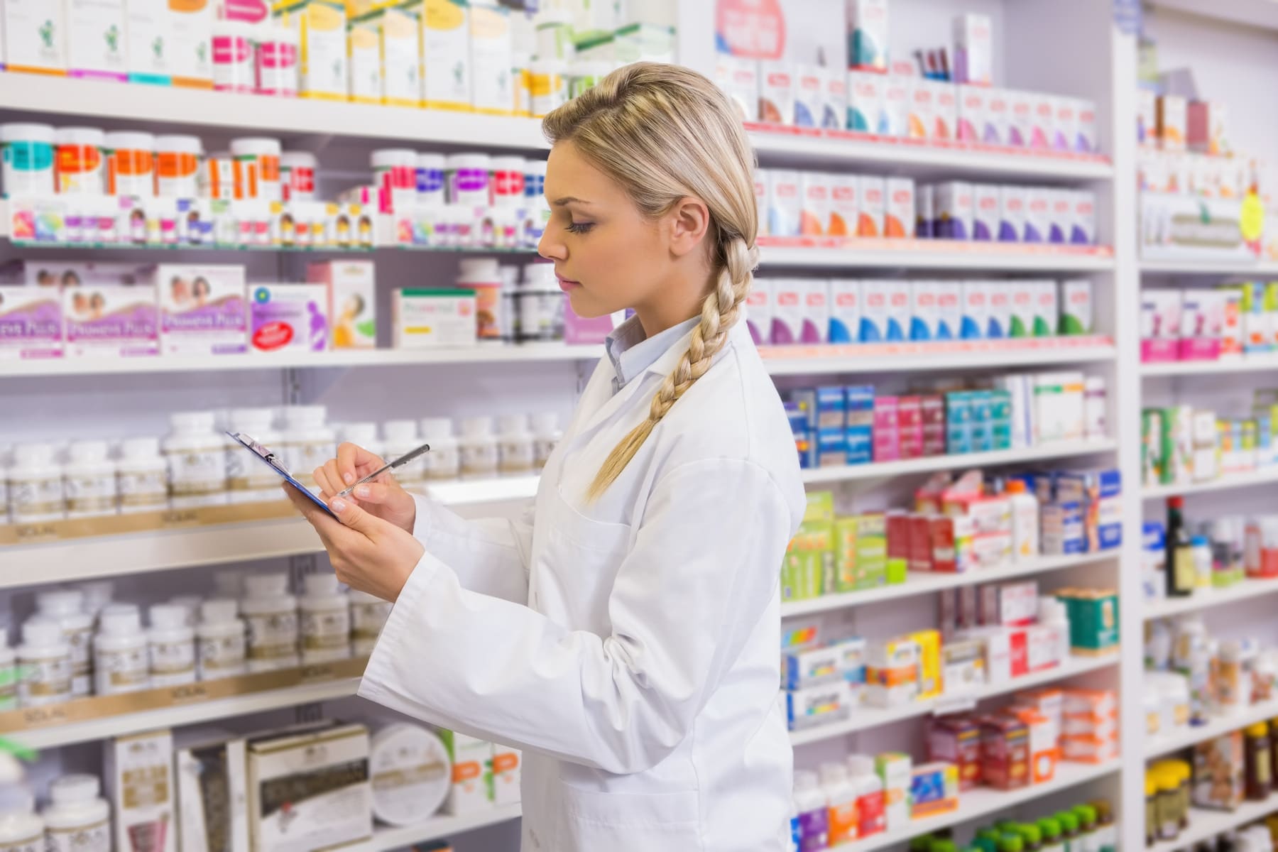 farmacéutica buscando medicamento