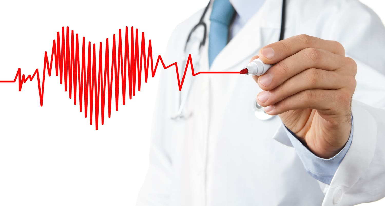 farmacéutico dibujando un corazón