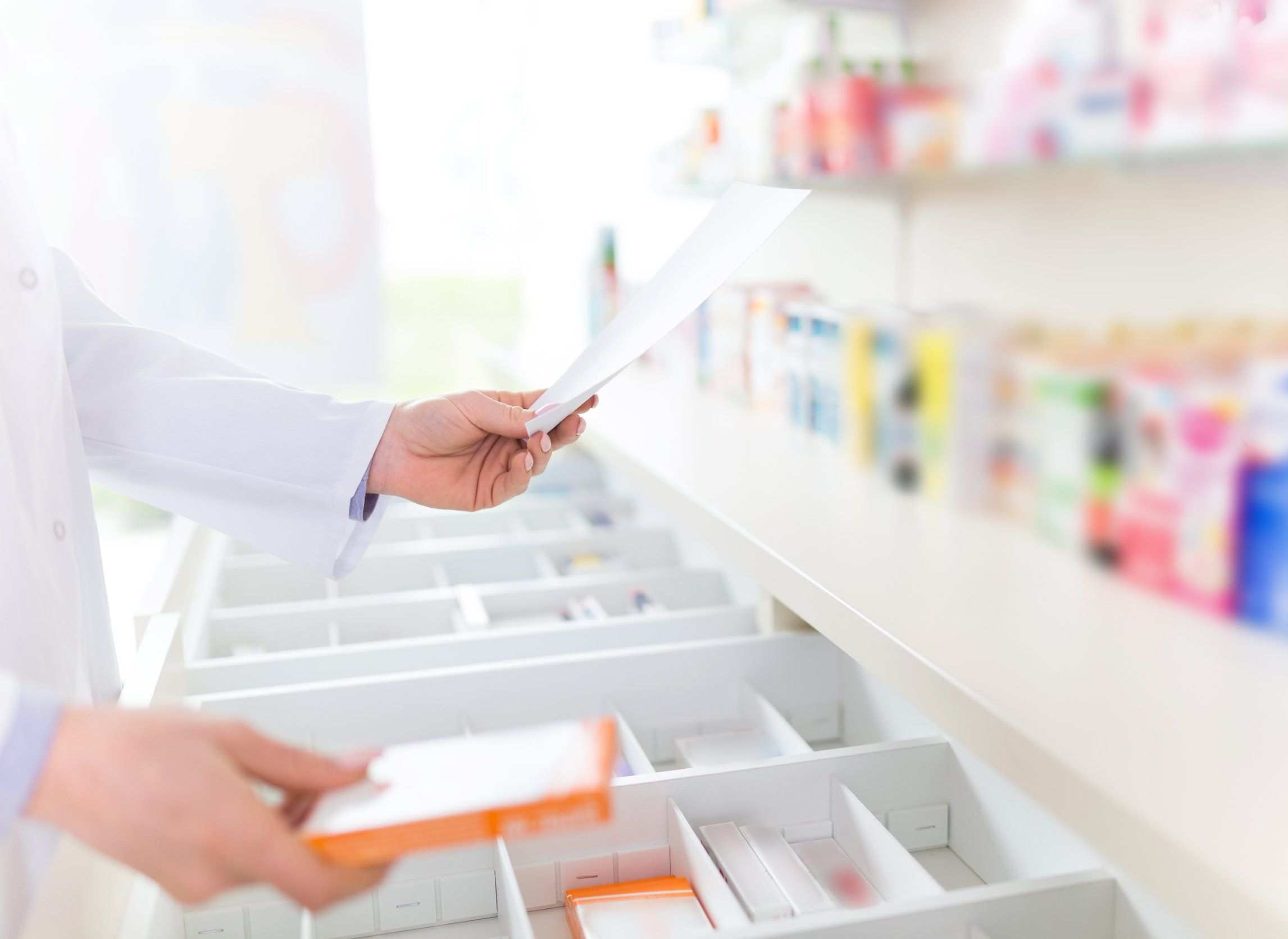 farmacéutico buscando medicamento