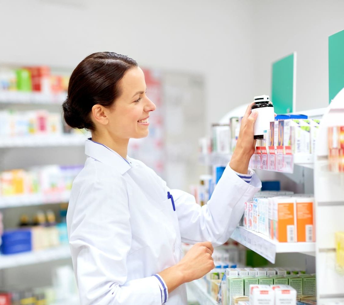 farmacéutica buscando medicamento