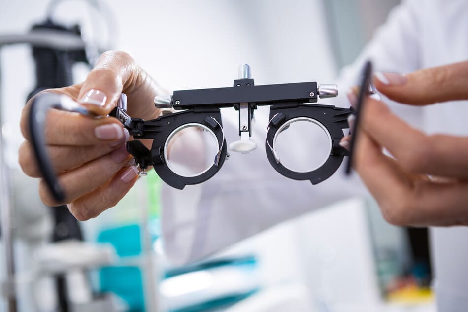 Farmacéutica asesorando a un anciano