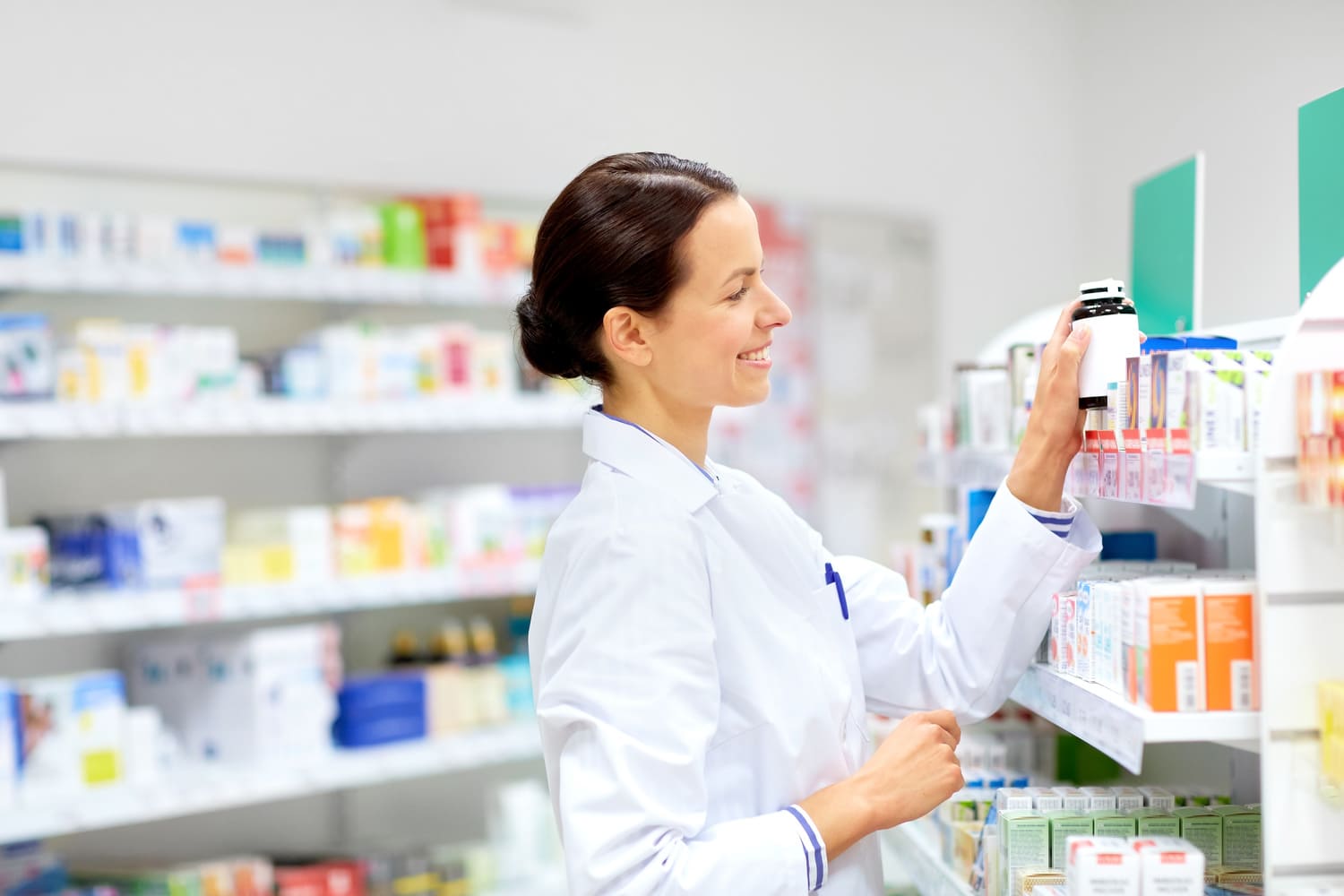farmacéutica buscando medicamento