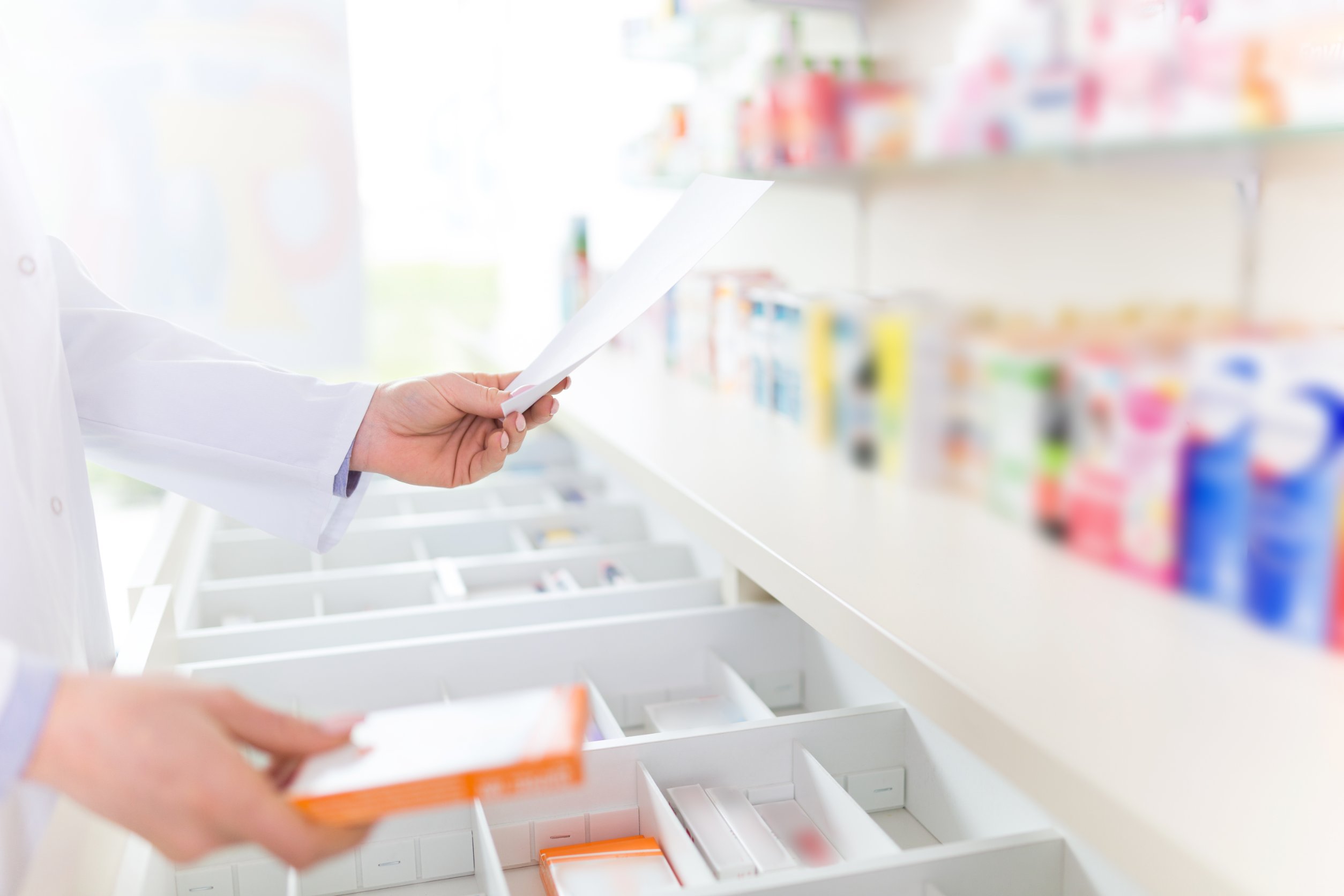 farmacéutico buscando medicamento